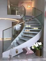Escalier Circulaire Contemporain en Acier et Bois pour Villa Moderne avec Verre Courbé et Rampe Métallique