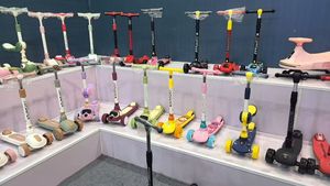 Trottinette pliable trois-en-un pour enfants de 1 à 8 ans, pour garçons et filles, comprend un tricycle pour bébé et une <span class=keywords><strong>planche</strong></span> à roulettes à trois roues - Product Image 6