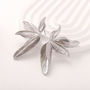 Pendientes de Oro con Diseño Escultural de Lazo, Corazón y Hoja, de Acero Inoxidable, Geométricos Exagerados, Modernos, Hechos a Medida, para Fiesta, 14K - Product Image 4