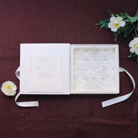 Élégant coffret d'invitation de mariage blanc avec décoration de pétales, carte d'invitation en acrylique transparent et ruban