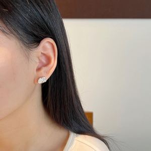 Boucles d'oreilles clous Dylam Sparkle en argent sterling 925 avec double pierre Moissanite D VVS1 – Fournisseur et fabricant de bijoux - Product Image 4