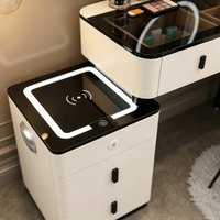 Ensemble de coiffeuse moderne avec plateau en marbre blanc, miroir LED éclairé, armoire latérale mobile avec chargeur sans fil et tabouret rembourré en forme de pétale