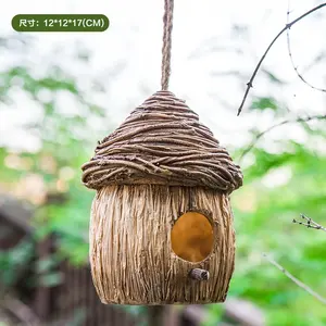 Vente chaude Creative Outdoor Garden Decor Écologique Résine Nichoir avec Arbre Suspendu Art Thème Noël Nichoir Artisanat - Product Image 1