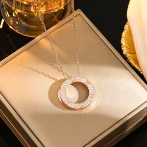 قلادة حلقية مسطحة من التيتانيوم والستيل مطلية بذهب وردي عيار 18 مع قلادة ماسية للنساء - Product Image 5