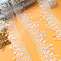 Nouvelle conception de ruban en dentelle brodée en polyester blanc avec pompons, dentelle à paillettes, garniture en dentelle, accessoires de dentelle pour robe de mariée
