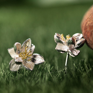 Orecchini a Perno Bicolore con Design Floreale a Camelia per Donne, Accessori per Orecchie da Indossare Quotidianamente - Product Image 3