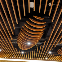 Panneaux de plafond en métal en tube carré d'aluminium, design moderne minimaliste, alvéolés, étanches et ignifuges pour hôpitaux et centres commerciaux