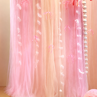Rideau en gaze rose romantique pour toile de fond de mariage avec grande chaîne de perles florales, draperies en tulle transparent pour décoration de mariage