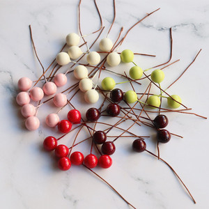 Vente en gros de tiges de baies artificielles rouges de Noël, baies de houx en mousse de 10 mm, brindilles pour couronnes métalliques, en vrac pour fêtes de Noël - Product Image 5