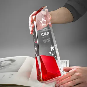 Atacado personalizado laser gravura vermelho cristal troféu com base de cristal azul prêmio com diamante forma lembrança presentes