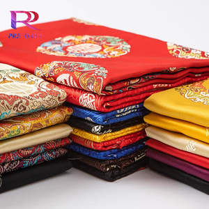 Brocart boiteux métallique avec motifs Art déco pour doublures de veste de déclaration - Product Image 3