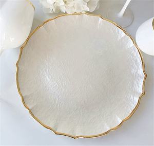 Elegantes Platos Base Decorativos Blancos con Borde Dorado y Perlas - Product Image 1