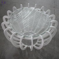 Table basse ronde en Corian blanc sur mesure, en forme de fleur, avec plateau en verre et plusieurs supports individuels en Corian pour le salon