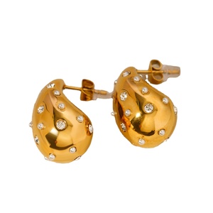 Orecchini a Goccia Punk Placcati Oro 18K, Orecchini a Perno in Acciaio Inox con Zirconia e Perla - Product Image 1