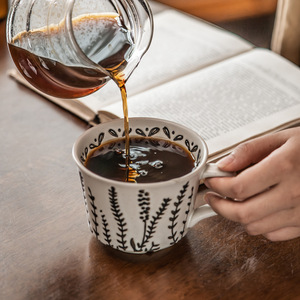 Tasse à café en terre cuite peinte à la main avec motif floral en relief, style vintage unique, peinture sous-glaçure, pour la maison ou le bureau - Product Image 3
