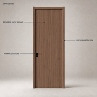 Porta Interna a Filo Muro in Melaminico Noce con Venatura Verticale e Design a Scanalatura Curva, Maniglia Nera Opaca