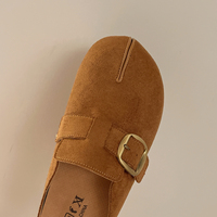 Mules en daim à bout fendu pour femme, style rétro avec boucle métallique, sabots plats à enfiler, mocassins souples antidérapants à bout fermé, sandales décontractées pour la marche quotidienne