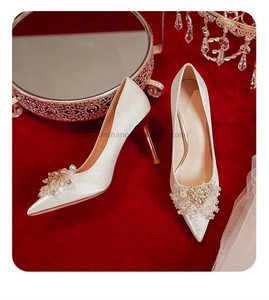 Zapatos de Novia Beige Francés con Tacón Alto y Punta Puntiaguda para Mujer, con Perlas Brillantes y Parte Superior de Charol - Product Image 6