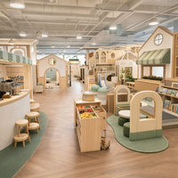 Équipement de jeu intérieur pour centre de jeux d'enfants commercial avec des magasins et comptoirs de marché en bois chaleureux