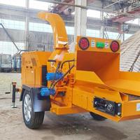 Broyeur de bois mobile de type remorque pour l'entretien des vergers et des bandes vertes routières