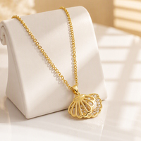 Collana con Ciondolo a Conchiglia Delicata con Zirconia Cubica e Perla, Catena in Acciaio Inossidabile Placcato Oro, Gioiello Moda Spiaggia e Oceano, Regalo