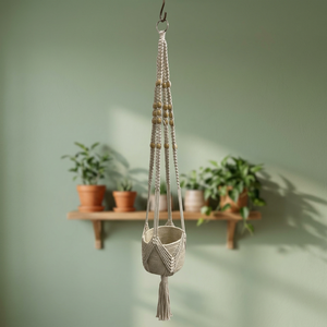 Support de plante en macramé bohème en coton, fait main, avec perles en bois et pompon, pour pot de fleurs, idéal pour salon, jardin intérieur, ou cadeau de pendaison de crémaillère - Product Image 3
