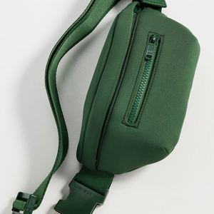 กระเป๋าคาดเอวแบบซิปกันน้ำน้ำหนักเบาสีเขียวเข้มพิเศษ ขนาดจัมโบ้  วัสดุนีโอพรีน  มีช่องใส่บัตร 3 ช่อง เหมาะสำหรับวิ่งและเล่นกีฬา ใช้ได้ทั้งผู้ชายและผู้หญิง - Product Image 2