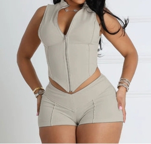 Completo Casual da <span class=keywords><strong>Donna</strong></span> in Due Pezzi, Top Corto Senza Maniche con Logo Personalizzato e <span class=keywords><strong>Pantaloncini</strong></span> a Vita Alta - Product Image 3