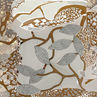 Mosaïque de marbre blanc Thassos et vert à motifs floraux en pierre découpée au jet d'eau pour murs de salle de bain et de cuisine, avec incrustations en laiton métallique – Nouveauté en gros