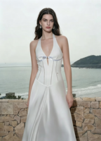 Robe de soirée blanche fluide à col halter et décolleté plongeant avec nœud et strass, idéale pour les vacances à la plage et les soirées – Nouvelle collection très prisée
