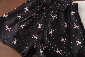 Ensemble deux pièces pour filles : Haut à col volanté brodé avec nœud mignon et short à bretelles imprimé pois avec nœud - Product Image 4
