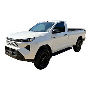 Pick-up d'occasion Toyota Hilux Travo Simple Cabine Blanc Diesel Automatique avec pneus R17 4x4, barres de toit métalliques et sièges en tissu - Product Image 1