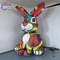 Mascotte gonflable géante en forme de lapin coloré avec motifs graffiti pour l'exposition d'art de Pâques