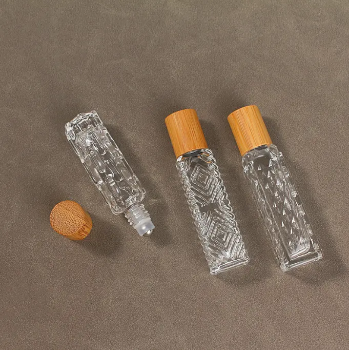 無料サンプル空の香水ローラー化粧品包装10ml 12ml竹蓋バルサム洋ナシ型ガラスロールエッセンシャルオイルボトル