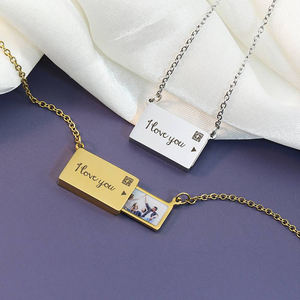 Collier personnalisé gravé au laser avec des emplacements pour photos, forme d'<span class=keywords><strong>enveloppe</strong></span>, <span class=keywords><strong>en</strong></span> acier inoxydable - Product Image 2