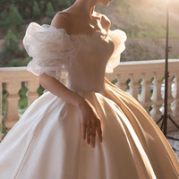 Nouveau moderne une épaule Satin robe de mariée français perle manches bouffantes dentelle parole longueur grande queue pour le printemps été