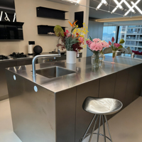 Comptoir de bar en acier inoxydable 304, style moderne avec rangement, taille personnalisée pour restaurant, hôtel, café, restauration