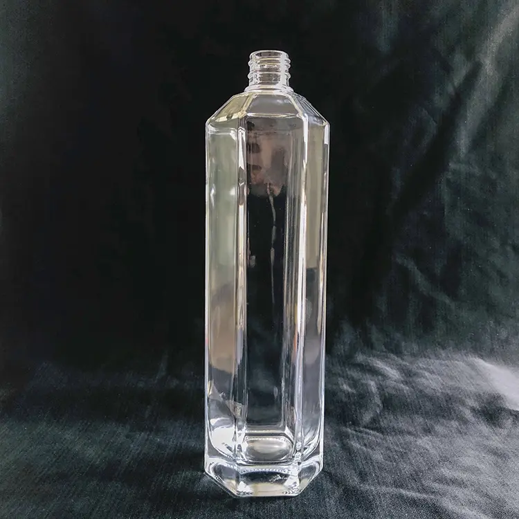 फैक्टरी मेड षट्भुज आकार गिलास वोदका की बोतल 750ml थोक गिलास शराब की बोतलें