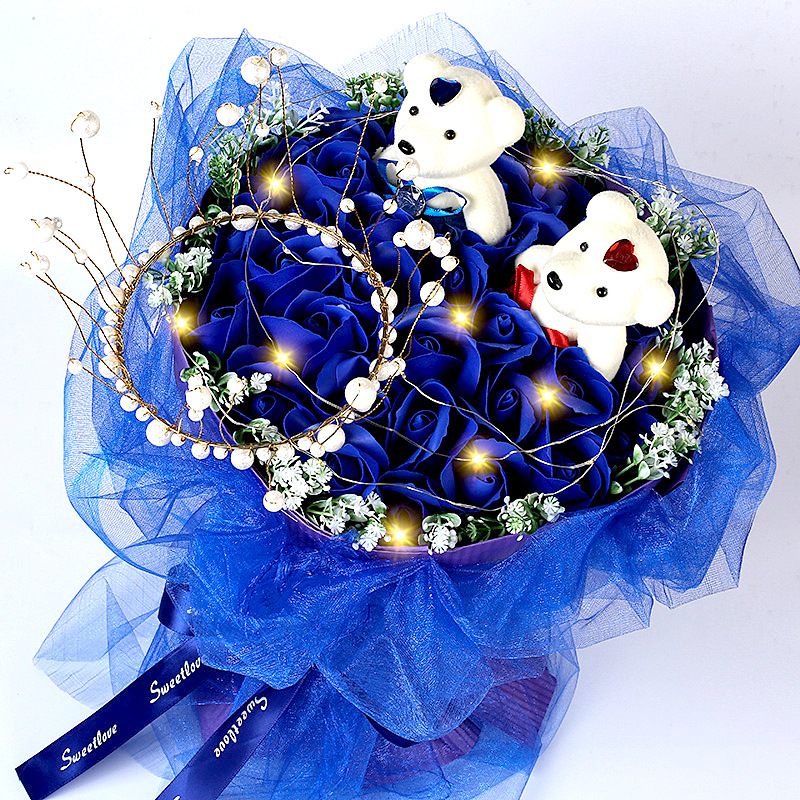 33 fleurs à main bleues + couronne + 2 ours