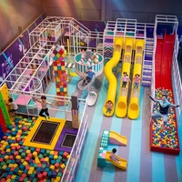 Équipement de terrain de jeux intérieur commercial, thème aventure sportive familiale, toboggan rouge, trois toboggans jaunes pour enfants, FEC