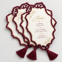 Cartes de menu de luxe bordeaux et or avec des bordures découpées ornées et des pompons