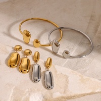 Bracelet manchette sculptural en acier inoxydable plaqué or 18 carats avec extrémités irrégulières lisses, style minimaliste