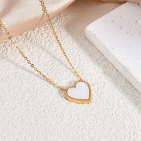 Collier Cœur en Acier Inoxydable Plaqué Or 18K avec Pendentifs Délicats en Nacre et Onyx Noir pour Femme – Vente en Gros, Anti-ternissement