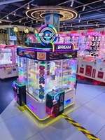 Console de jeu grue à monnayeur pour 4 joueurs, avec structure supérieure rotative, design enfantin et tête de jeu personnalisable