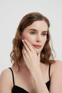 Glas-Center-Ring mit 1,5 Karat Moissanit im Drei-Steine-Stil, Prinzess-Schliff Seitensteine, Verlobungsring - Product Image 6