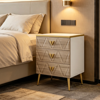 Table de chevet moderne en bois à 3 tiroirs avec poignées en métal doré, pieds fins, meuble de rangement pour chambre à coucher, appartement, maison