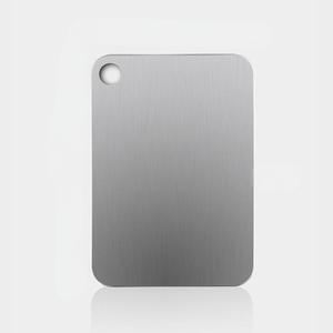 Papan pemotong <span class=keywords><strong>titanium</strong></span> murni terlaris untuk rumah tangga antibakteri dua sisi panel logam papan potong dapur