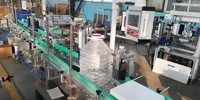 Baterpak — etiqueteuse entièrement automatique, de bouteilles plates/carrées et en forme de forme spéciale