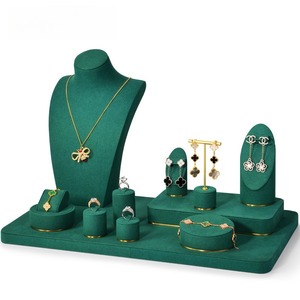 ชุดอุปกรณ์จัดแสดงเครื่องประดับสีเขียวสุดหรูแบบกำหนดเอง พร้อมแท่นวางเครื่องประดับหนังคุณภาพสูงสำหรับสร้อยคอ ต่างหู และแหวน - Product Image 2
