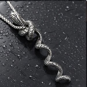Yunnique – pendentif serpent en acier titane, forme d'animal géométrique, collier unisexe, cadeau pour les personnes nées dans l'année du zodiaque du serpent - Product Image 1